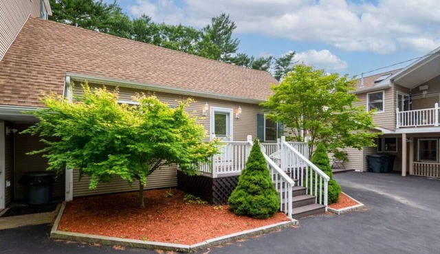 COZY 2 BEDROOM ONLY MINUTES FROM THE BEACH