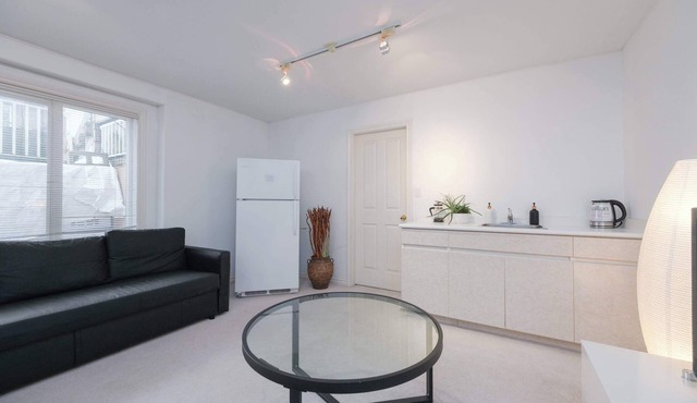 Cozy 2-Bedroom Basement Guesthouse with Private Entrance