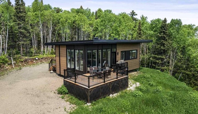 Cozy 2-bedroom chalet in enchanting Baie-Saint-Paul with WiFi, AC