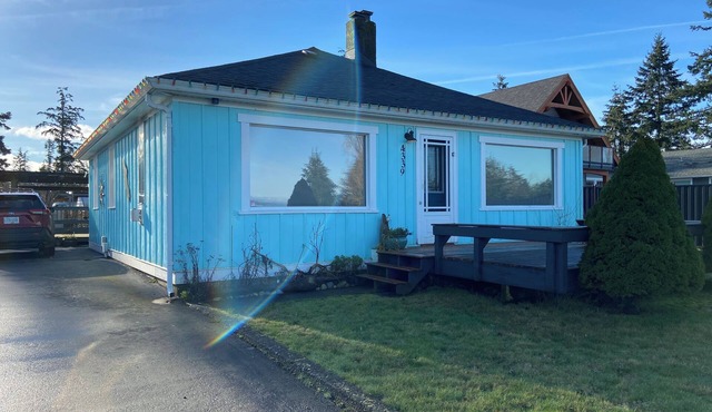 Cozy 2-bedroom house across from beautiful Oyster Bay, south of Campbell River