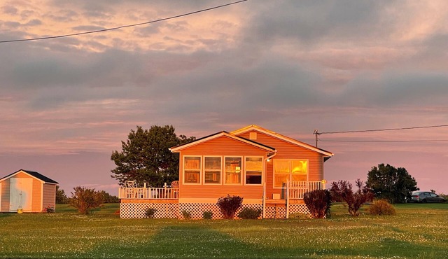 Cozy 2-bedroom cottage overlooking Saint Peters Bay AC, WiFi & gorgeous sunsets in Saint Peters Bay