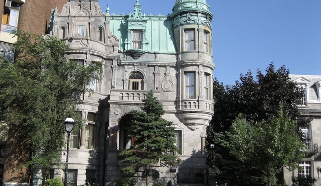 Cozy 2 bedroom Condo at the Château Sherbrooke, Blend of history & modern luxury