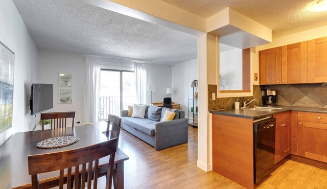 Cozy 2 bedroom condo with parking close to downtown