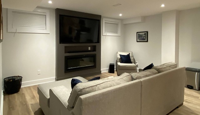 Cozy 2 Bedroom Guest Suite -(Bradford, Ontario)