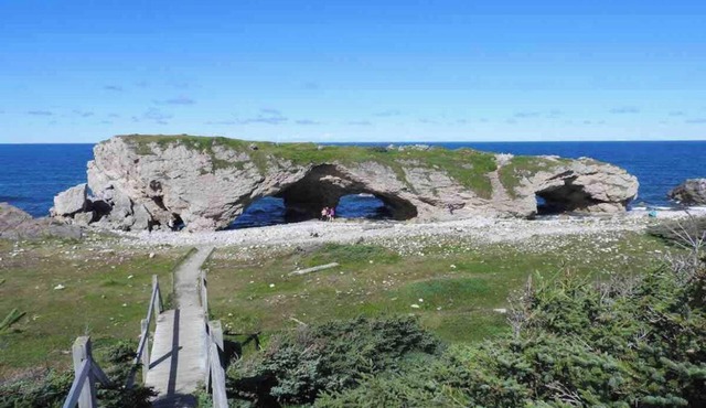Cozy 2 bedroom located in Gros Morne, Shallow Bay Beach. Admiring sunsets