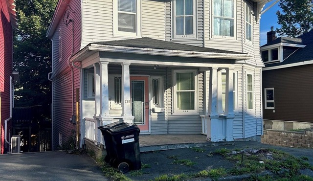 Cozy 2-Bedroom Main Floor Apt!