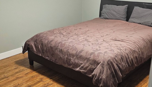 Cozy 2 bedroom suite By VGH in middle of going to up island, ferries & downtown