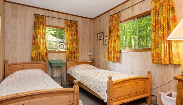 Cozy 2 bedroom Wood Cottage