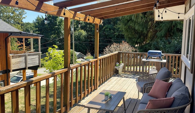 Cozy 2 BR private house - 1 minute drive to the beach and lower Gibsons!