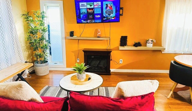 Cozy 2BER 1.5 Bath Home Near Rogers/2min walk 2 Stadium/RAH/NAIT/FastWIFI/Parkx