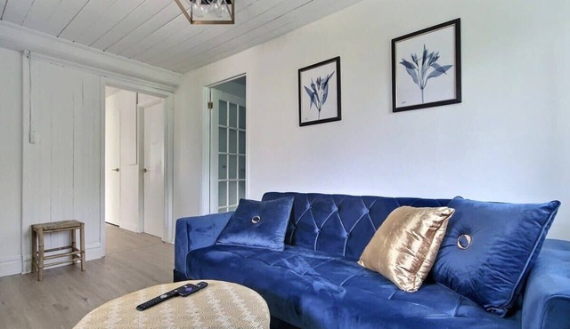 Cozy 2BR | 2 King Beds | 2 Parking | 8min to Old Town