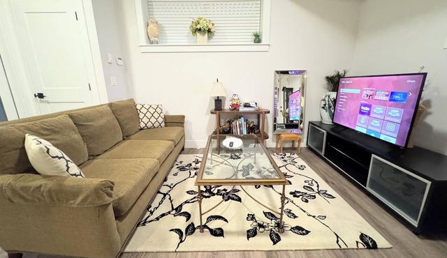 Cozy 2BR basement suite 5 mins from Elgin Park