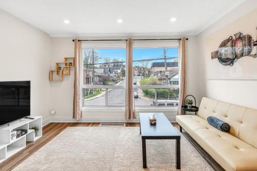 Cozy 2BR Home with Workspace Toronto Retreat