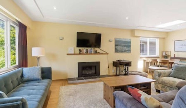 Cozy 2BR House | Full Kitchen · Backyard