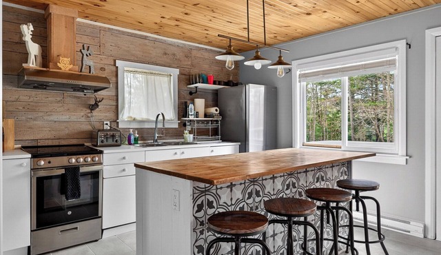 Cozy 3 Bedroom Cottage on Lac St.Pierre in Val-des-Monts