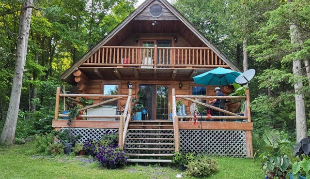 Cozy 3 bedroom chalet cabin on the beautiful Crowe River