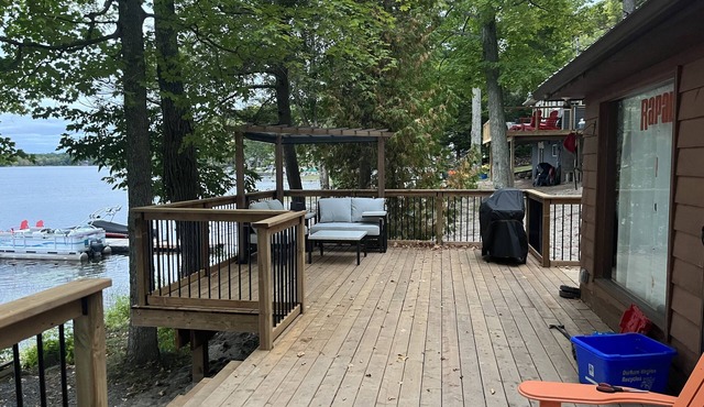 Cozy 3 Bedroom Lakefront Cottage w/Huge Deck Overlooking Lake