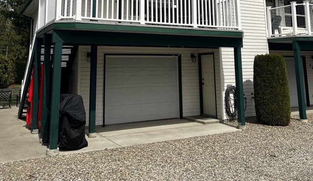 Cozy 3 bedroom townhome steps from the beach! with boat slip.