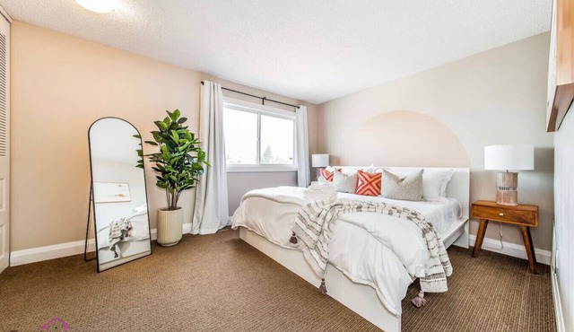 Cozy 3BD w/AC, Patio, Theatre Room | 15 min to DT