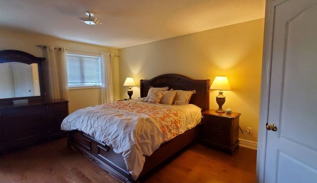 Cozy 3bedroom 2½ bathroom w/office 12 Minutes from Toronto Pearson Airport