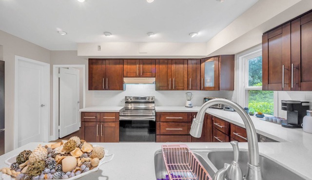 Cozy 4 Bedrooms & 2 baths suite in west Point Grey, Closed to UBC, Beach