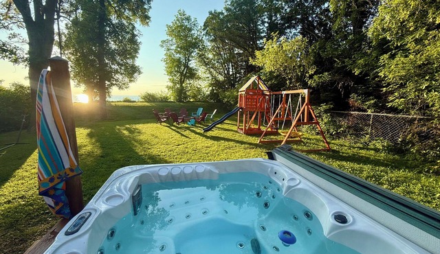 Cozy 4 season cottage with lake view and hot tub and access to private beach.