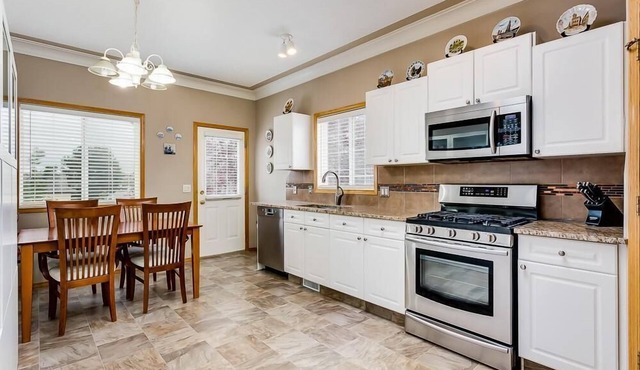 Cozy 5-bedroom house, Near banff, 15 min to YYC airport