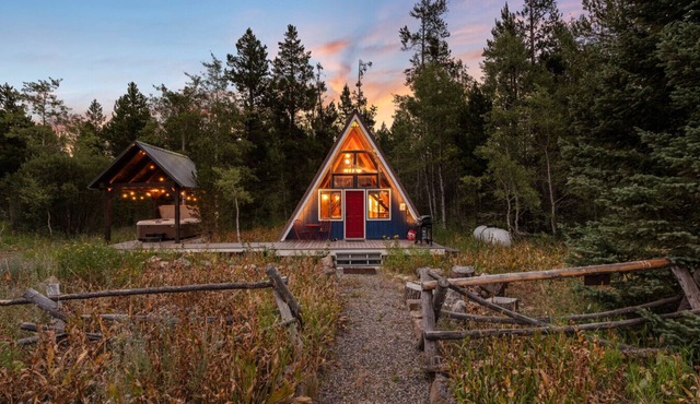Cozy A-Frame Cabin Near Yellowstone with Hot Tub in Island Park
