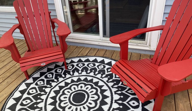 Cozy and Cheerful Cottage- Steps From the Lake!