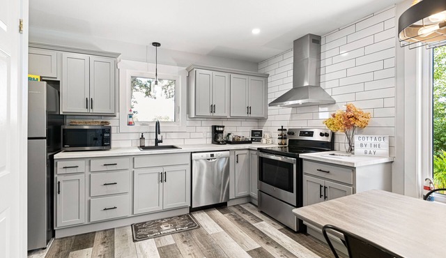 Cozy and peaceful Ocean view modern cottage W/hot tub and outdoor oasis in Cocagne