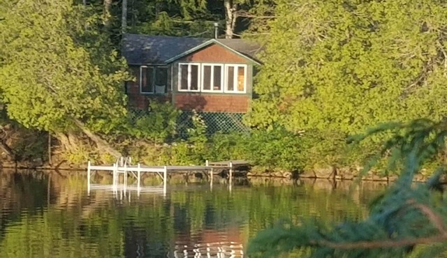 Cozy and Secluded 1-Bedroom Cabin on Echo Lake in Readfield