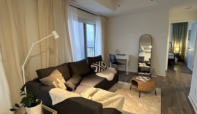Cozy apartment in mid-town Toronto with parking. Pet friendly!