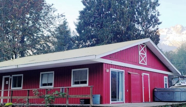 Cozy Barnside Getaway - located on a working farm