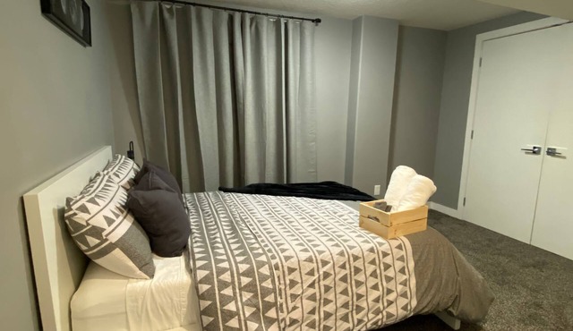 Cozy Basement With Seperate Entrance, 1Bed, 1Bath, and 15 minutes to the Airport
