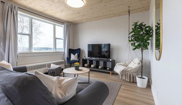 Cozy Bayfield Retreat Pool & Hot Tub 15min to Grand Bend Lake Huron Nearby