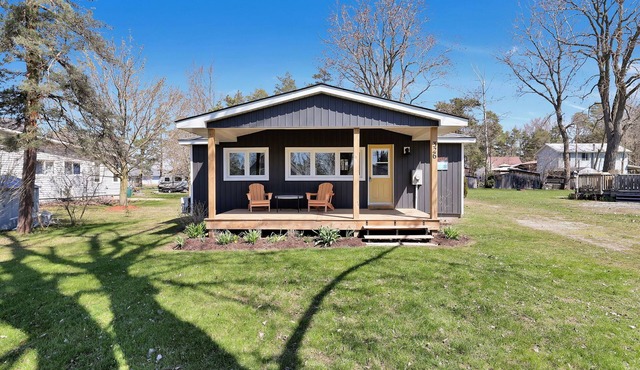 Cozy Beach Cottage with Sauna & Spacious Backyard just 5mins from the Beach