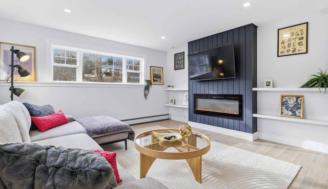 Cozy Bedford Cottage 1 Min to Greenfoot Energy Ctr
