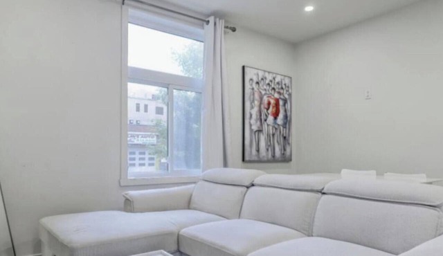 Cozy & Bright | Prime Location