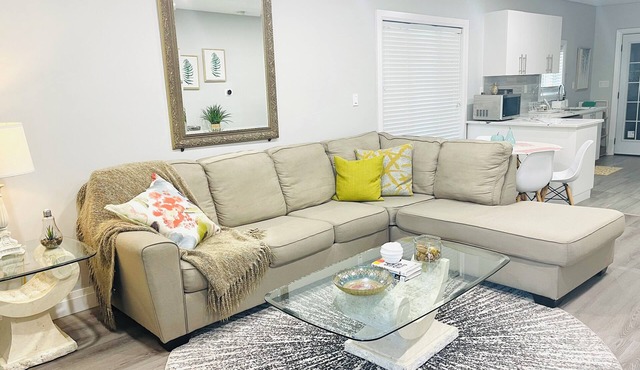 Cozy & bright upper unit; 3BD with workspace; free parking; private laundry