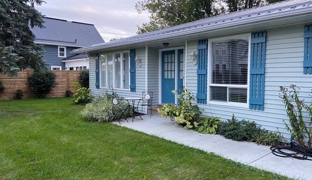 Cozy Bungalow in the Heart of Wellington ON