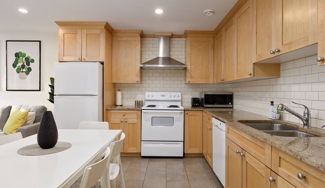 Cozy 2BR BSMT Suite Near Grouse Mt. and Edgemont.