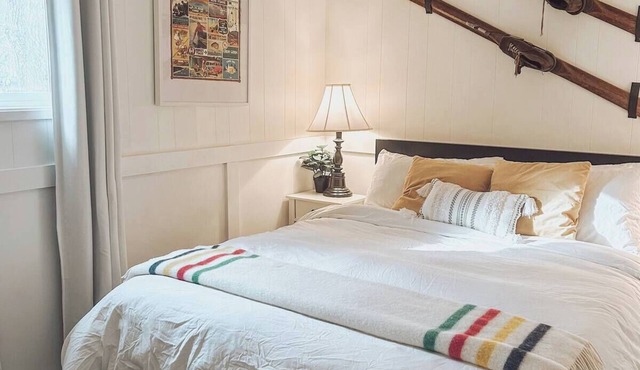 Cozy Cabin C | Bearfoot Bungalows | Castlegar Nature Stay | Walk to River/Trails