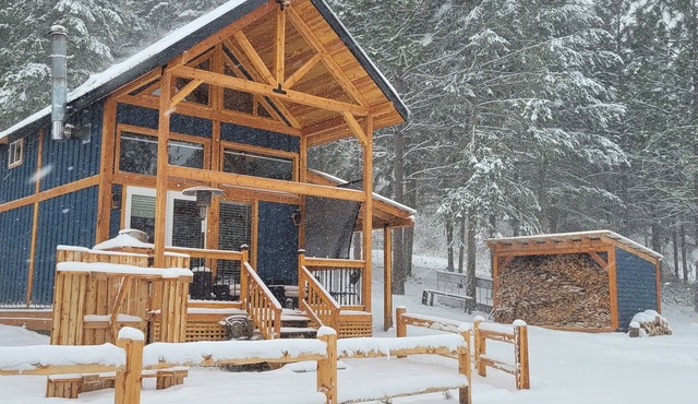 Cozy Cabin: country style living. Hot tub and sauna available