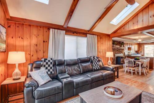 Cozy Cabin, Fire Pit & Dock Option, Alton Bay in Alton