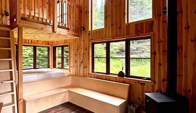 Cozy cabin in a beautiful prairie on Sainte-Adèle’s organic farm.