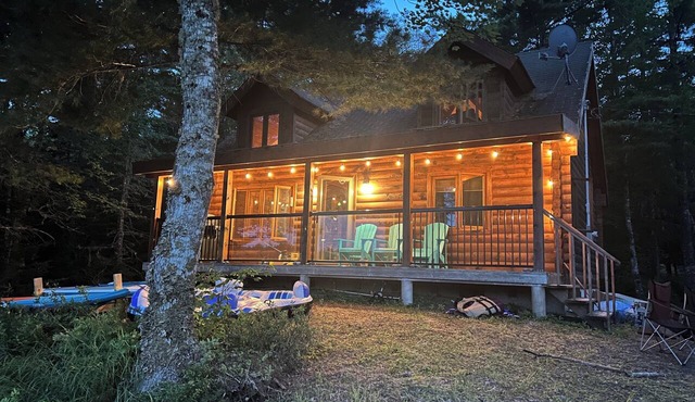 Cozy cabin on quiet lake w/charming woodstove. Kayak and SUP on the quiet cove.