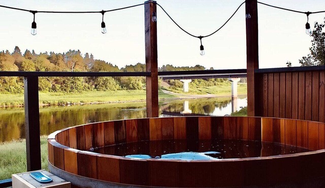 Cozy Cabin with Large Cedar Hot Tub