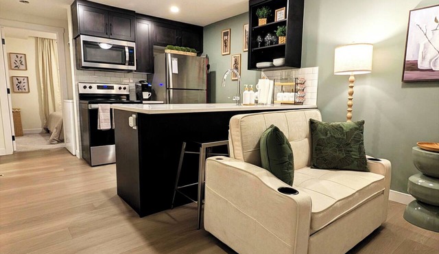 Cozy Calgary Retreat – Near Banff & Spruce Meadows