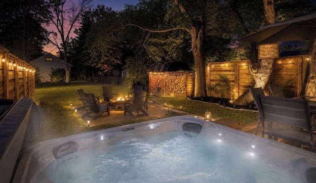 Cozy Collingwood Home With Private Backyard Oasis - Hot Tub, Fire Pit, BBQ +More