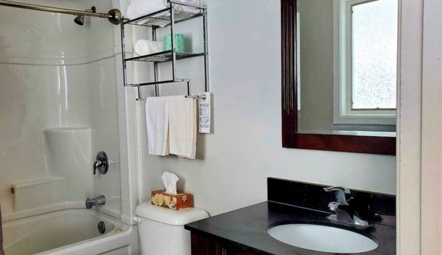 Cozy Comfort Double Room 06 – Peninsula Motel, Minutes from Wiarton Waterfront